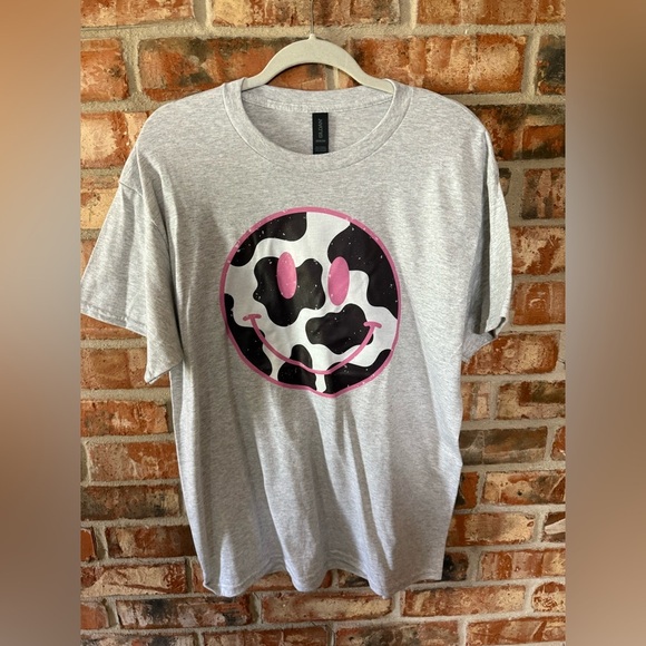 Gildan Gray Tee with Pink and Black cow print Smiley - Picture 1 of 7